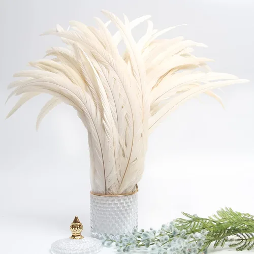 Vista 5 de THARAHT 50 Plumas de Cola de Gallo Naturales de 12-14 Pulgadas (30-35 cm) a Granel para Manualidades, Atadura de Moscas, Boda, Plumas para Fiestas