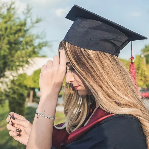 Vista 4 de MONOZO Regalos de graduación para ella 2022 inspiradores regalos de graduación pulsera de clase de 2022 brújula de graduación para personas mayores