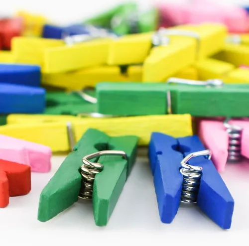 Vista 3 de 150 clips de pared para colgar fotos, manualidades, oficina, hogar, póster, bandera, resortes fuertes, pasadores de ropa pequeños, pinzas de madera