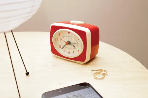 Vista 6 de Kikkerland Pequeño reloj despertador analógico retro clásico estilo vintage, movimiento de cuarzo, agujas que brillan en la oscuridad