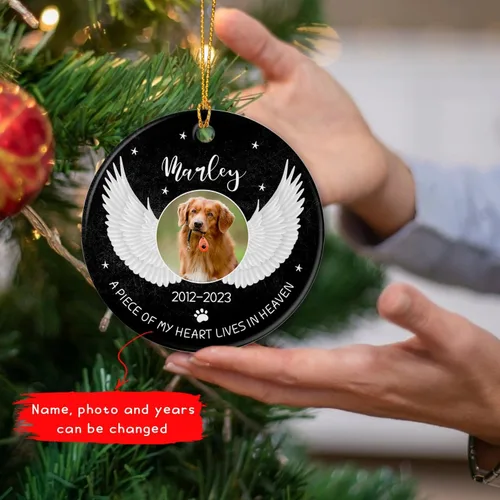 Vista 3 de Marco de fotos conmemorativo personalizado para mascotas, adorno de Navidad 2025, Un pedazo de mi corazón vive en el cielo, adorno de cerámica