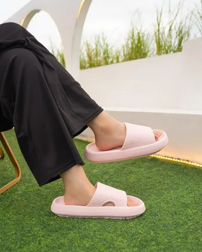 Vista 2 de SUMMERJOY Sandalias de nube para mujeres y hombres, pantuflas suaves de nube, sandalias de burbujas negras de masaje, fáciles de limpiar, suela
