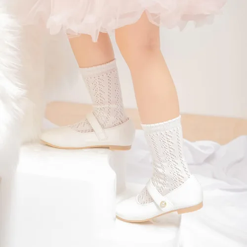 Vista 2 de Sawimlgy Zapatos planos de ballet vintage Mary Jane para niñas pequeñas, con clase, flores de perlas, lazo, vestido de princesa, boda, fiesta
