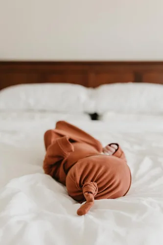 Vista 3 de Copper Pearl Gorro de bebé con nudo superior elástico suave Moab