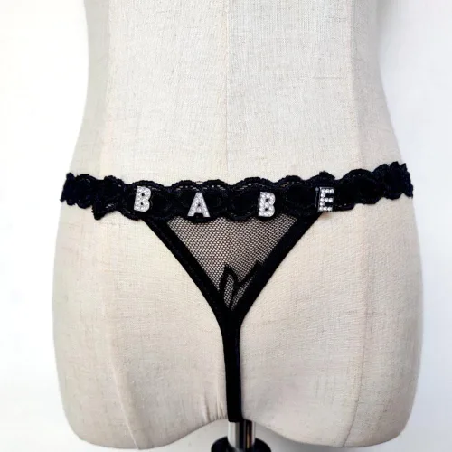 Vista 4 de LeDiYouGou Tanga de encaje sexy con letra personalizada para mujer, bragas de cristal personalizadas con nombre, Negro -, Talla única