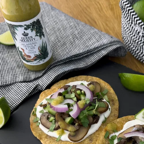 Vista 2 de Queen Majesty Paquete variado de salsa picante – Destacado en Hot Ones – Scotch Bonnet & Jinger, Habanero Rojo y Café Negro, Tequila Jalapeño