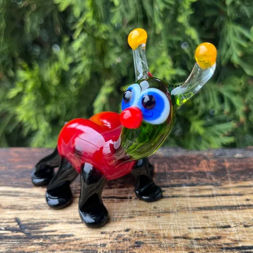 Vista 3 de Figura de mariquita de cristal rojo – Miniatura soplada a mano estilo Murano – Adorno coleccionable de mariquita para estante o escritorio
