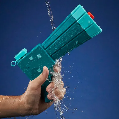 Vista 4 de Nerf Super Soaker Minecraft Glow Squid Water Blaster, Minecraft Dungeons Squid Mob, juguete de agua al aire libre, juegos al aire libre para niños