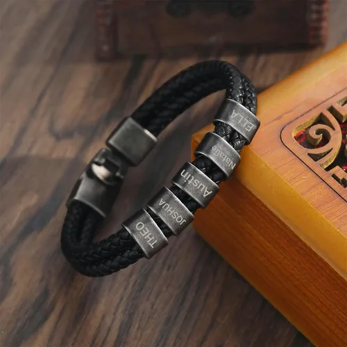 Vista 3 de Pulsera personalizada con nombre para hombre, pulsera de cuero personalizada para hombre con 2-5 cuentas vintage grabadas con nombres de familia