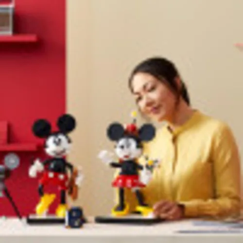 Vista 3 de LEGO Disney Mickey Mouse y Minnie Mouse (43179), kit de construcción coleccionable de Mickey Mouse de estilo clásico, nuevo 2021 (1,739 piezas)