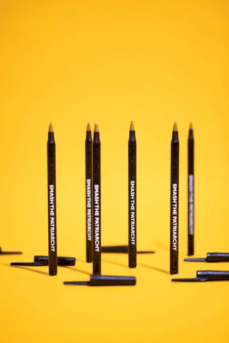 Vista 2 de Smash The Patriarchy" Black Sparkle Feminist Pen Pack mujeres feminismo liberal bolígrafo
