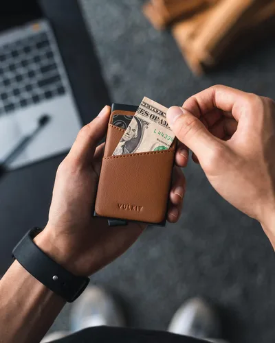 Vista 4 de VULKIT Cartera desplegable para tarjetas de crédito con ranuras de cuero adicionales con bloqueo RFID, funda delgada para tarjetas de metal, Marrón