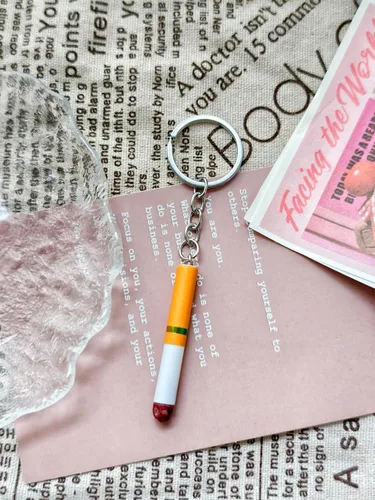 Vista 3 de Llaveros de cigarrillos retro divertidos lindos regalos bolsa encantos llaveros creativos geniales punk Halloween para hombres mujeres cartera