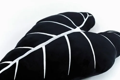 Vista 4 de Green Philosophy Co. Almohada de hoja de Frydek Alocasia - Obsidiana