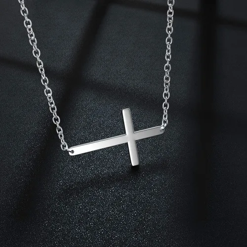 Vista 8 de Collar con cruz ubicada de costado de plata de ley 925