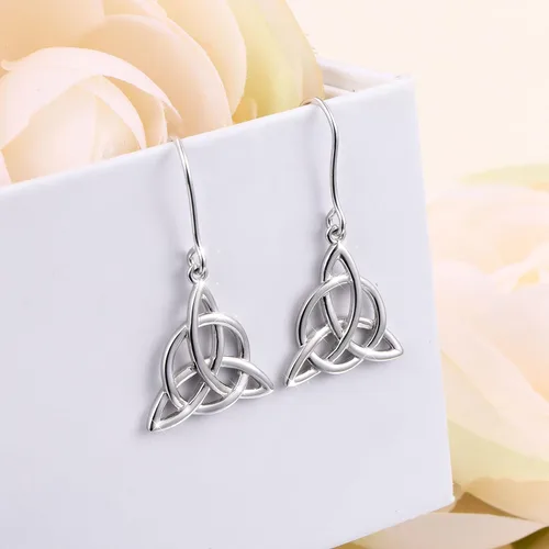 Vista 4 de Pendientes colgantes de plata de ley 925 con diseño de triángulo celta de la Trinidad Irlandesa