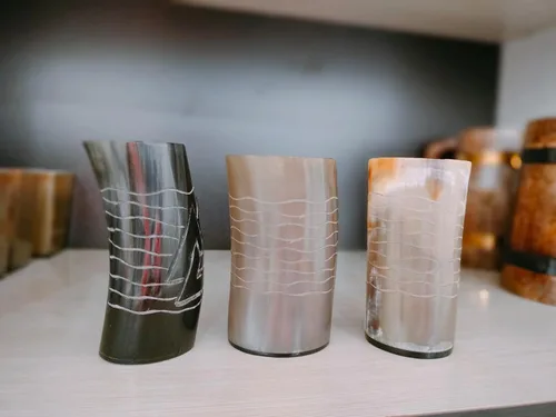 Vista 4 de Juego de 3 tazas de cuerno vikingo hechas a mano con soportes medievales Ale Mead, tazas de vino rústicas nórdicas para decoración de bar, fiesta