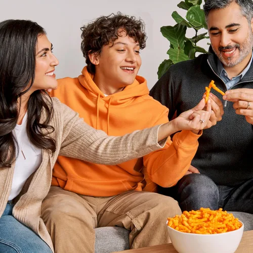 Vista 4 de Cheetos - Bocadillos con sabor a queso, crujientes, 2 onzas (paquete de 64)