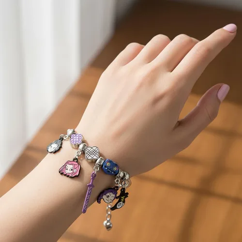 Vista 3 de Pulsera del gremio de cazadores de brujas, con Rumi, Mira y Zoey con espada esmaltada y dijes de gato, pulsera de aleación de cadena de serpiente