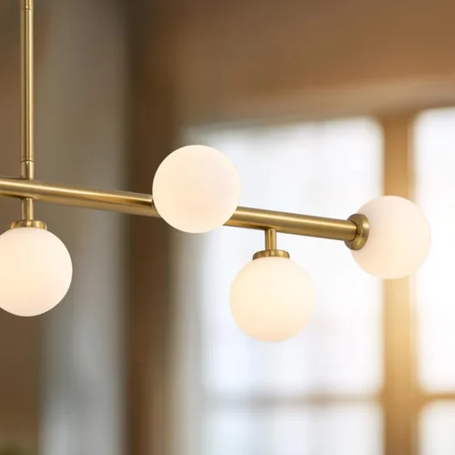 Vista 5 de Candelabro de mediados de siglo, lámpara colgante Sputnik de latón dorado con pantalla de lámpara de vidrio blanco, Candelabros lineales de globo