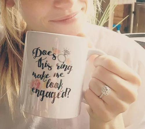 Vista 2 de Oh, Susannah, juego de tazas de compromiso con las leyendas "Does this ring make me look engaged?" y "I put a ring on it", dos tazas de 11 onzas