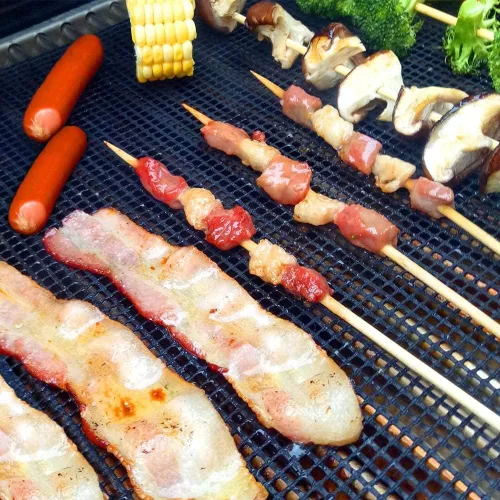 Vista 3 de AOOCAN Juego de 4 alfombrillas de malla antiadherentes para barbacoa al aire libre, resistentes, reutilizables, fáciles de limpiar, funciona en gas
