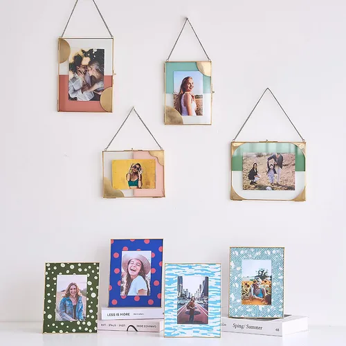 Vista 7 de Marco de fotos dorado para colgar, se adapta a fotos de 5 x 7 y 4 x 6, decoración de pared decorativa de latón, marco de vidrio moderno con cadena