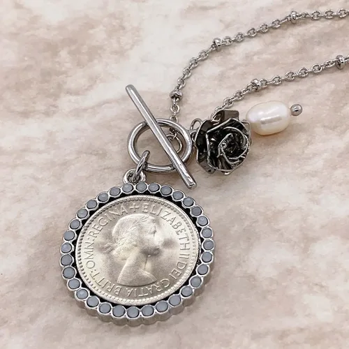 Vista 2 de American Coin Treasures Lucky British Sixpence and Rose - Collar con colgante de palanca en tono plateado, Base de metal, No es una piedra preciosa