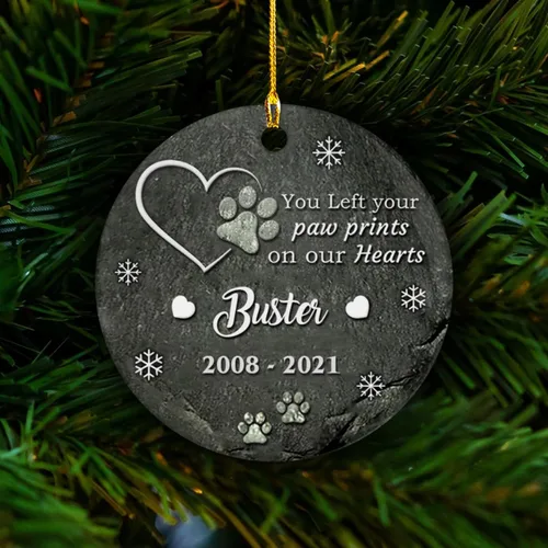 Vista 2 de Adorno conmemorativo personalizado para mascotas para perro, gato, mascota, huellas de pata izquierda en nuestros corazones, copos de nieve