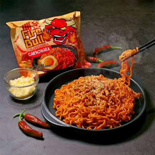Vista 4 de Ramen Fire Bull - Ramen salteado de carbonara picante intenso Auténtico calor coreano se une a la delicia sabrosa Fideos gruesos y masticables