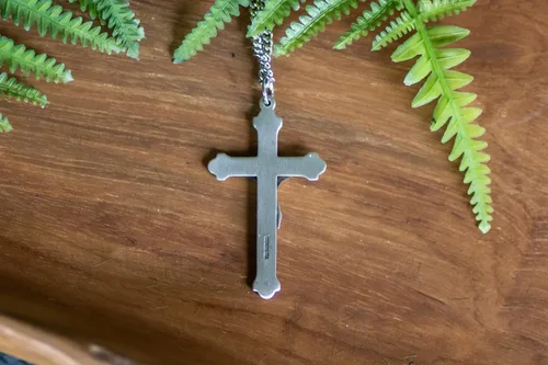 Vista 7 de Heartland - Colgante de plata de ley con crucifijo para hombre con detalles de plata antigua, bordes de barra transversal + caja de regalo de cadena