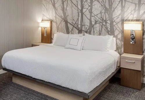 Vista 2 de Juego de colcha ligera tamaño Queen, textura ondulada blanca, exclusivo de Courtyard Hotels, Fairfield by Marriott y Residence Inn incluye 1 colcha