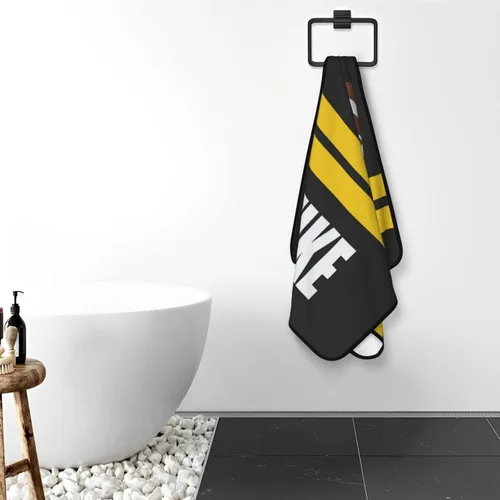 Vista 2 de Toalla de playa de fútbol personalizada para hombres, mujeres y niños, toallas de piscina de fútbol de 30 x 60 pulgadas, 33 x 52 pulgadas, toalla