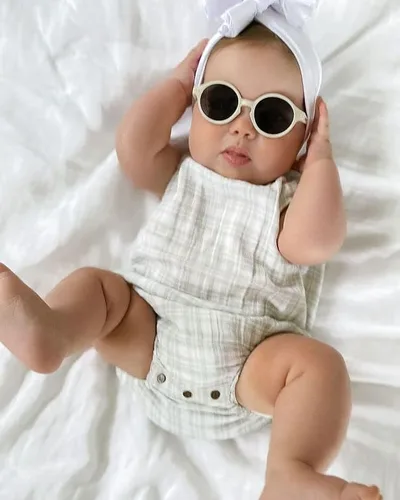 Vista 2 de Hycredi Gafas de sol polarizadas para bebés con correa UV400 protección UV400 para niños pequeños de 0 a 24 meses