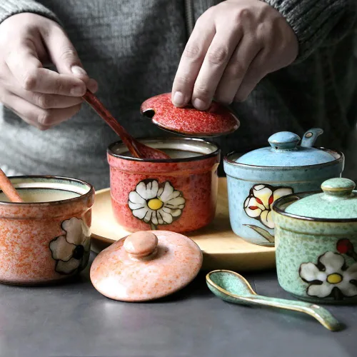Vista 2 de Ceramics Retro Flower Azucarero con tapa y cuchara, 5.5 onzas, color rojo
