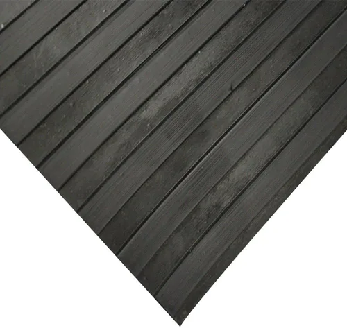 Vista 2 de Rubber-Cal "Wide Rib" tapete para piso de caucho corrugado, 1/8" de grosor, rollo de 3 pies x 1 pie., Negro