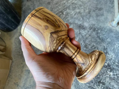 Vista 4 de Copa de vino de comunión premium, madera de olivo de cáliz, 6 pulgadas, hecha a mano de Belén, Israel