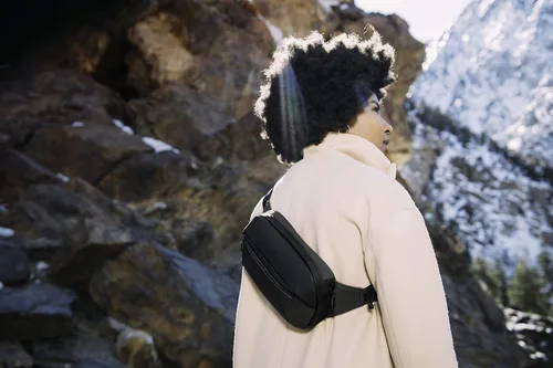 Vista 5 de NOMATIC Navigator Sling 1L - Mochila cruzada delgada y ligera, riñonera para todos los días, correa antirrobo, resistente al agua y bolsa