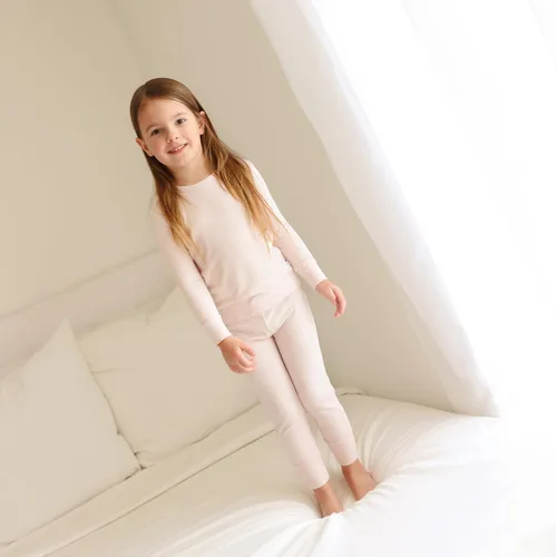 Vista 37 de Posh Peanut Pijamas para niñas, suaves, de viscosa de bambú para niños, pijamas a juego de manga larga para niñas