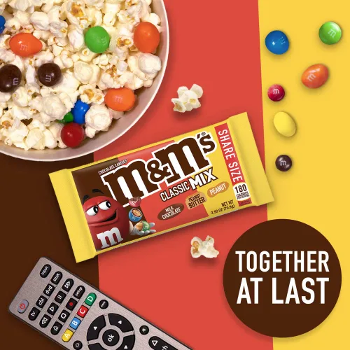 Vista 6 de M&M'S Paquete variado de dulces de chocolate con leche, chocolate con leche, dulces a granel envueltos individualmente, mantequilla de maní