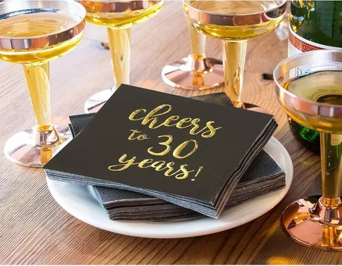 Vista 2 de BLUE PANDA Servilletas de 30 cumpleaños – 5 x 5 pulgadas, 3 capas, 50 unidades, negro y dorado – Servilletas estampadas con texto en inglés «Cheers