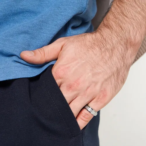 Vista 2 de RIOSO 16 anillos de acero inoxidable para hombre, anillo de plata fría para mujeres y hombres, juego de anillos de compromiso de boda simples