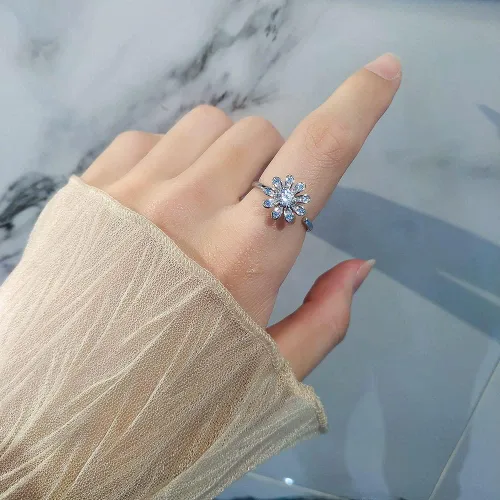 Vista 2 de Daisy Flower Spinner - Anillo abierto con circonita cúbica ajustable alivio del estrés anillos para los dedos antiansiedad preocupación promesa amor