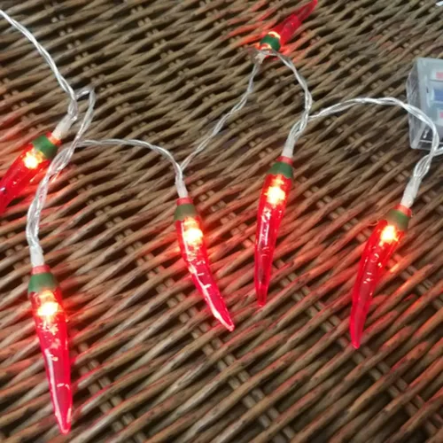 Vista 2 de OSALADI Guirnalda de luces LED de chile de 9.8 ft, 20 LED, funciona con pilas, luces rojas de chile para decoración de festivales, luces de chile