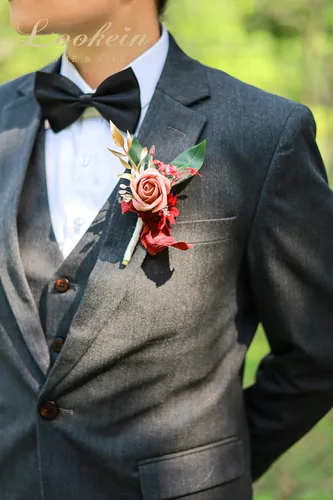 Vista 4 de Lookein Juego de 2 Boutonniere de Boda para Hombre Flores Artificiales Boutonniere de Boda para Novio y Padrinos para Ceremonia de Boda Aniversario