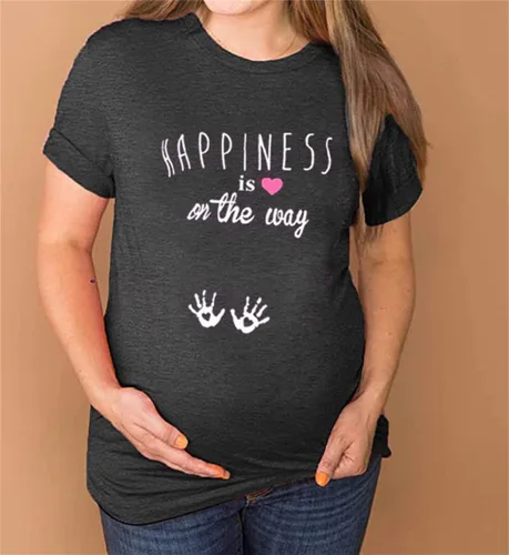 Vista 2 de Camiseta de embarazo para mujer, divertida, linda, gráfica, de manga corta, con estampado de letras de la felicidad está en camino