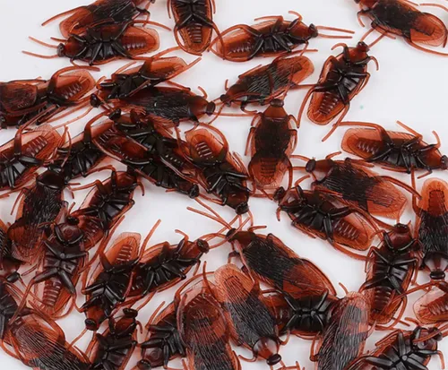 Vista 3 de Cooplay 30 piezas de broma falsos de cucaracha cucaracha insectos, broma, broma, trucos aterradores para fiesta de Halloween, día de los inocentes