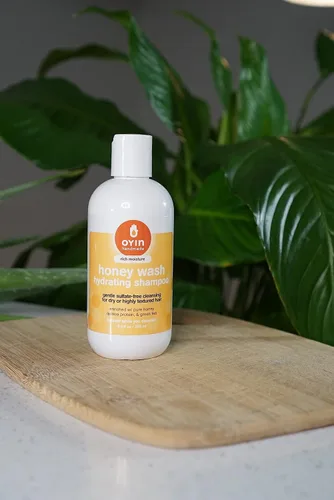 Vista 2 de Oyin Handmade Honey Wash Champú hidratante sin sulfatos Miel natural, proteína de quinua y té verde Limpiador hidratante para bobinas, rizos