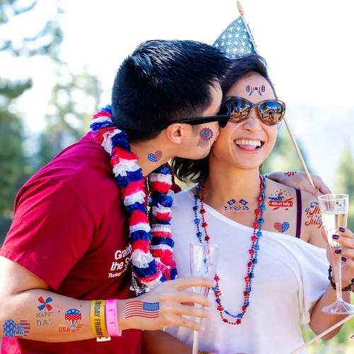 Vista 5 de HOWAF Más de 100 tatuajes temporales del 4 de julio – Bandera de Estados Unidos, suministros de fiesta rojo, blanco y azul, decoraciones del 4