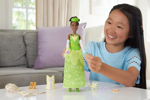Vista 2 de Mattel Disney Princess Toys, muñeca de moda Tiana con 2 estilos, 9 accesorios, 2 corpiños a presión y 2 faldas, historias 2 en 1 inspiradas